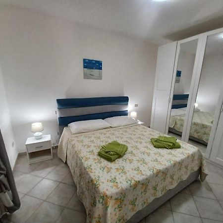 Casa Sibilla Bi-Locale Con Terrazza A 60 Metri Dal Mare Lägenhet Marinella  Exteriör bild